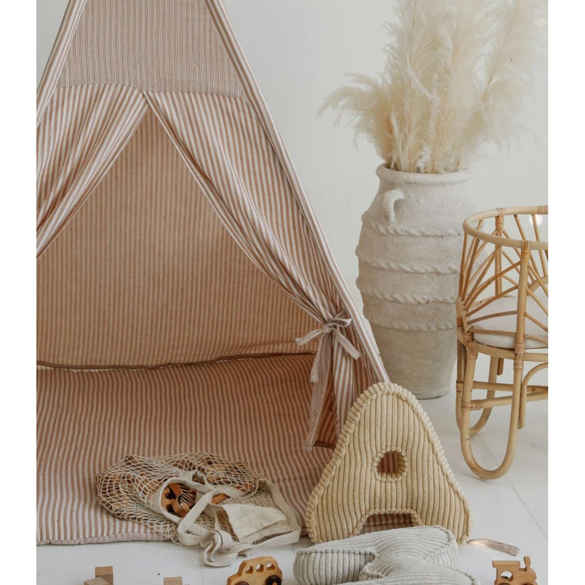 Beige Stripes – tipi, namiot dla dzieci z matą podłogową z dwustronnego muślinu