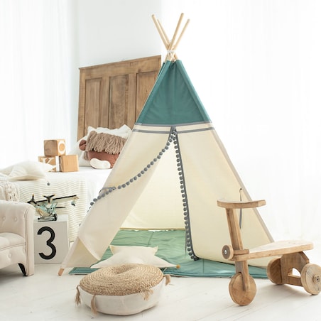 Namiot tipi Adventure z matą i poduszkami.