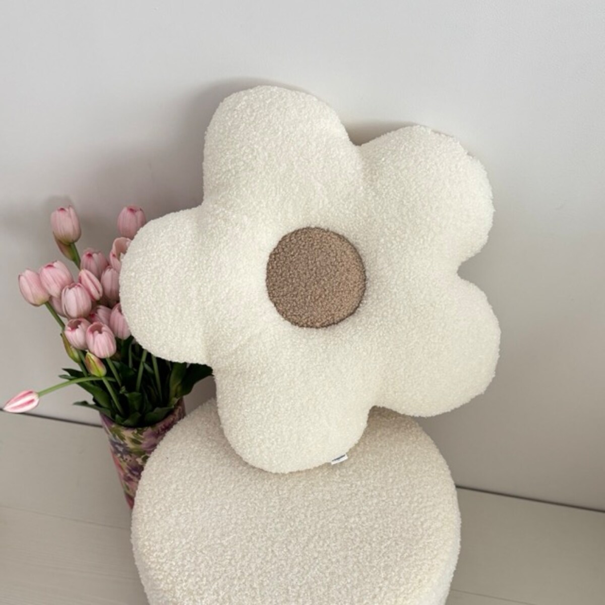 Poduszka boucle duży Kwiatek biały/beż