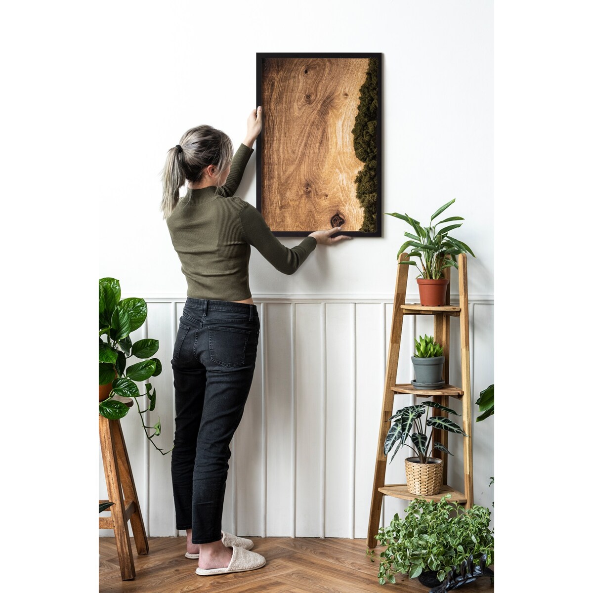 Obraz Dębowa deska naturalna - mech chrobotek w czarnej ramie 40x60cm