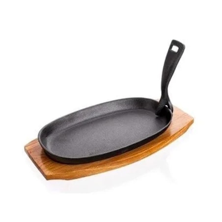żeliwna patelnia talerz na desce serwowanie mięso warzywa kolacja obiad box