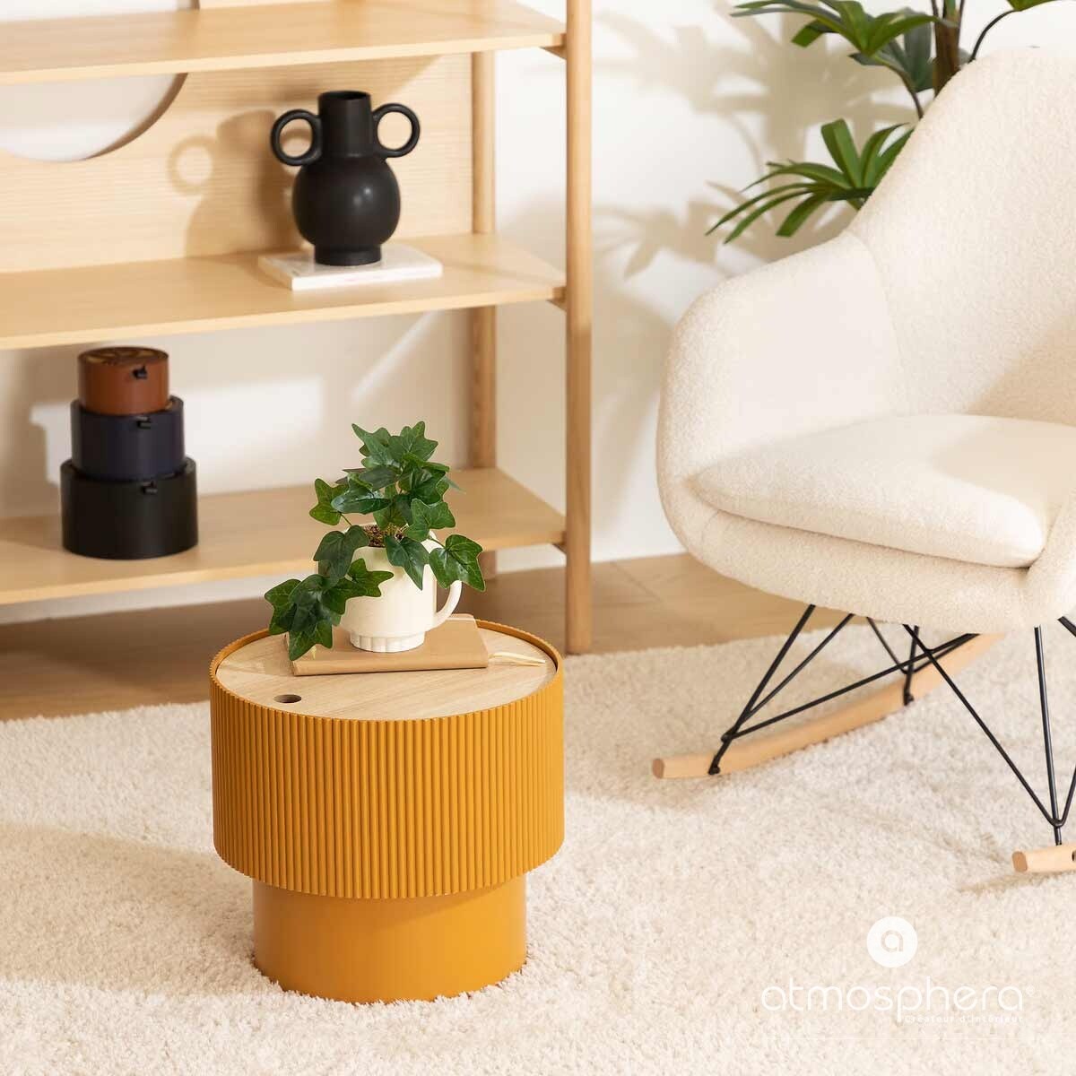 Fotel bujany OLMETO, bouclé z drewnianymi nogami