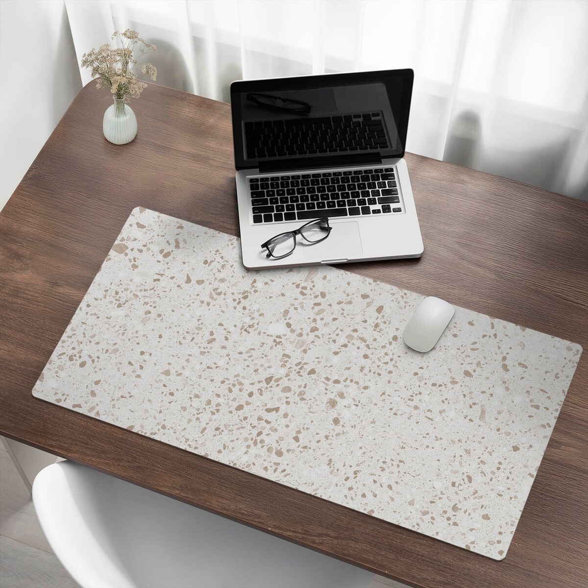 Beżowa mata na biurko Jasne kropki terrazzo, 100x50 cm