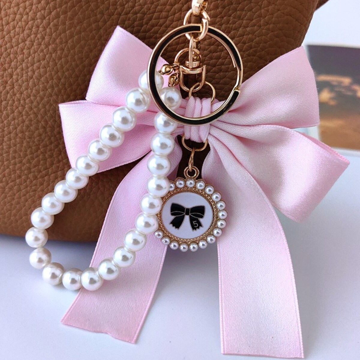Brelok do kluczy z różową KOKARDĄ i perłami BRL362R