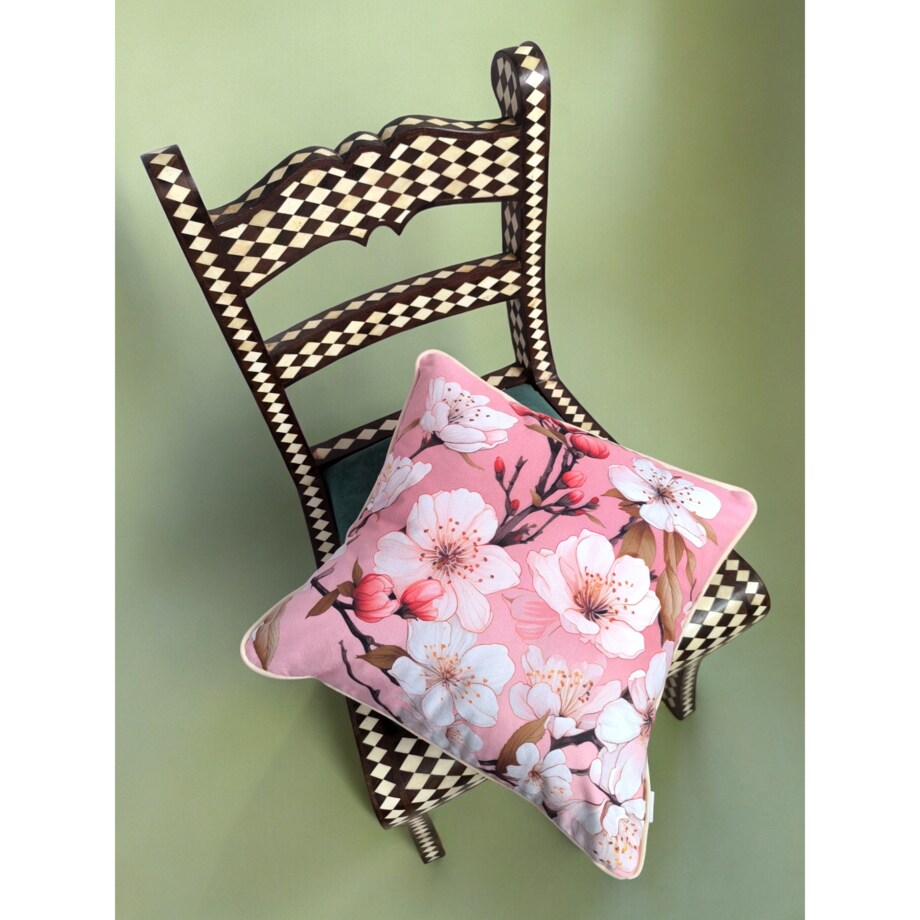 Różowa poduszka dekoracyjna w kwiaty wiśni 45x45 Floral Vintage