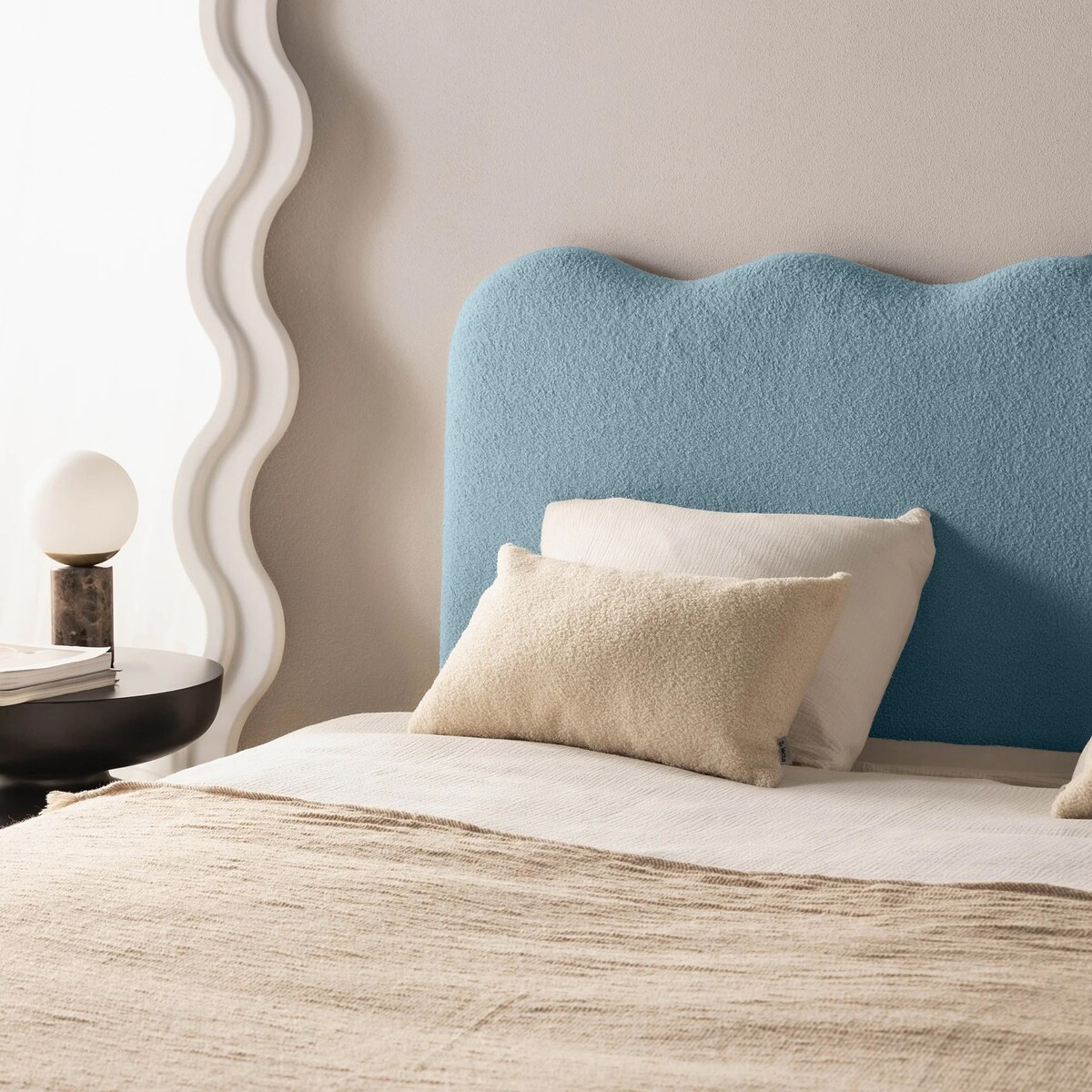 Łóżko 160x200 cm ze stelażem i pojemnikiem bouclé niebieskie