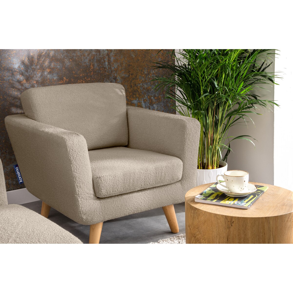 KONSIMO TAGIO Kremowy fotel skandynawski z tkaniny jagnięcej