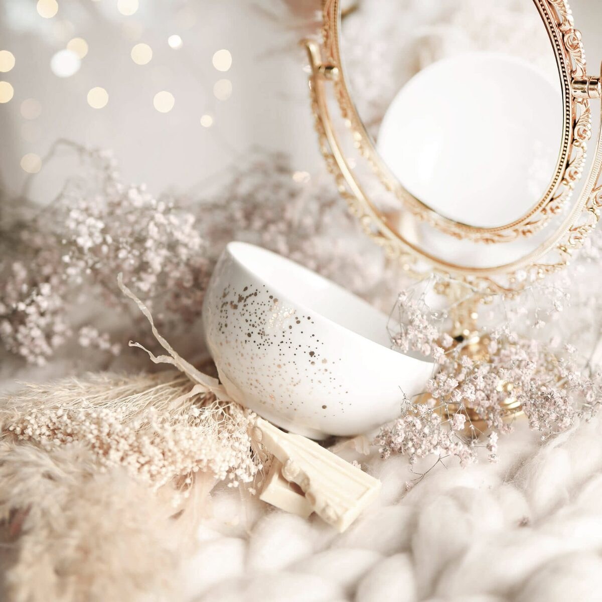 Biała miska porcelanowa 500 ml - motyw nakrapianego złota dla miłośników eleganckiego stylu na parapetówkę