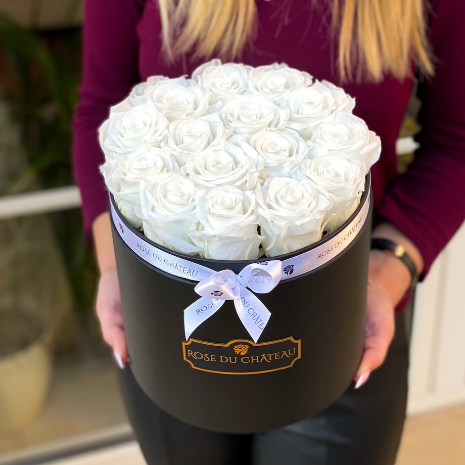 Białe Wieczne Róże w Czarnym Okrągłym Boxie