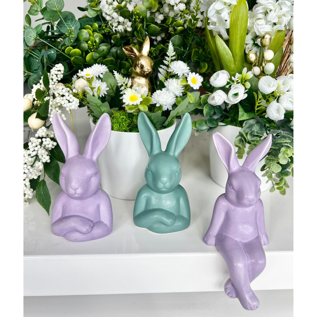 Stroik wielkanocny z hiacyntami w ceramicznej donicy