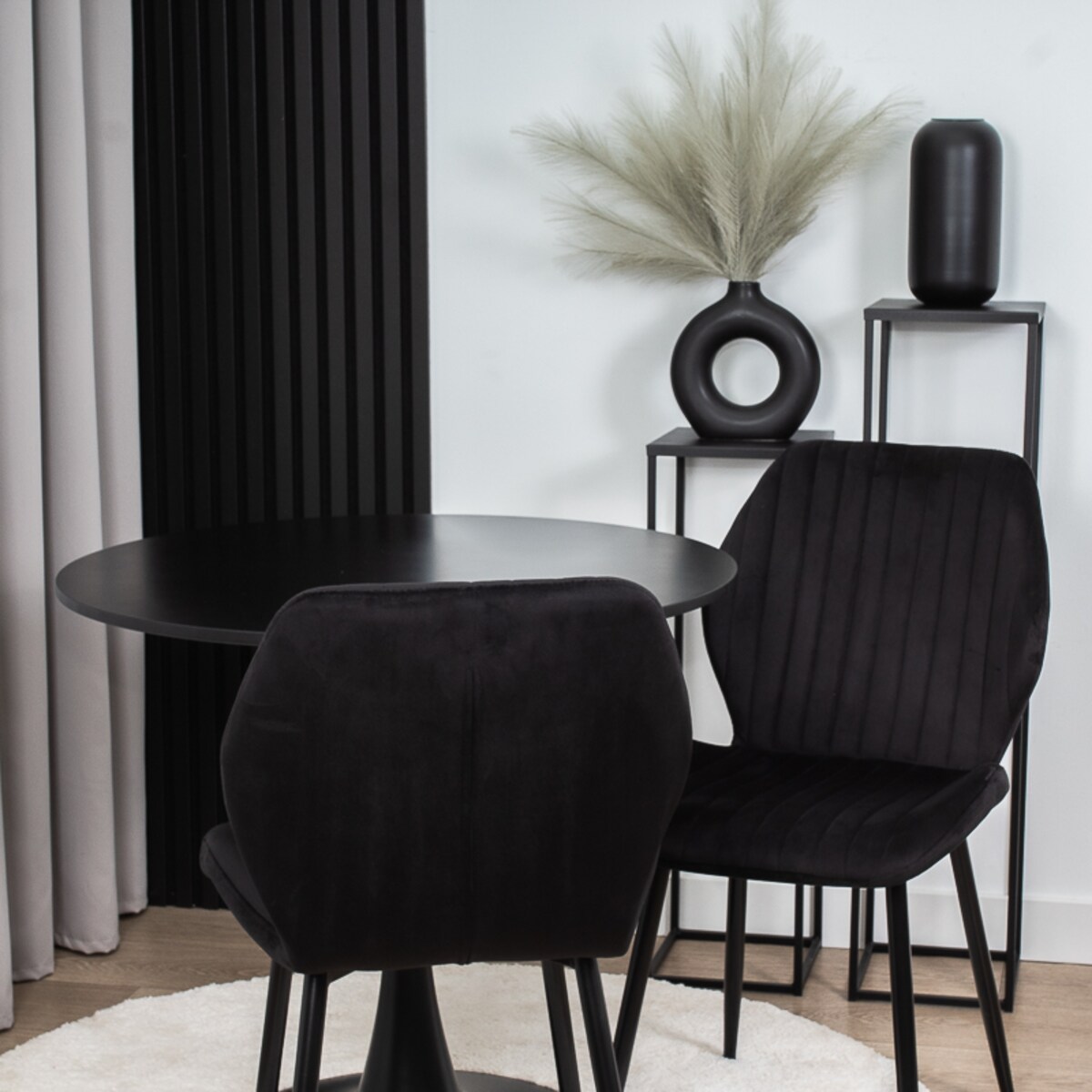 Krzesło tapicerowane czarne welurowe pikowane do salonu jadalni velvet