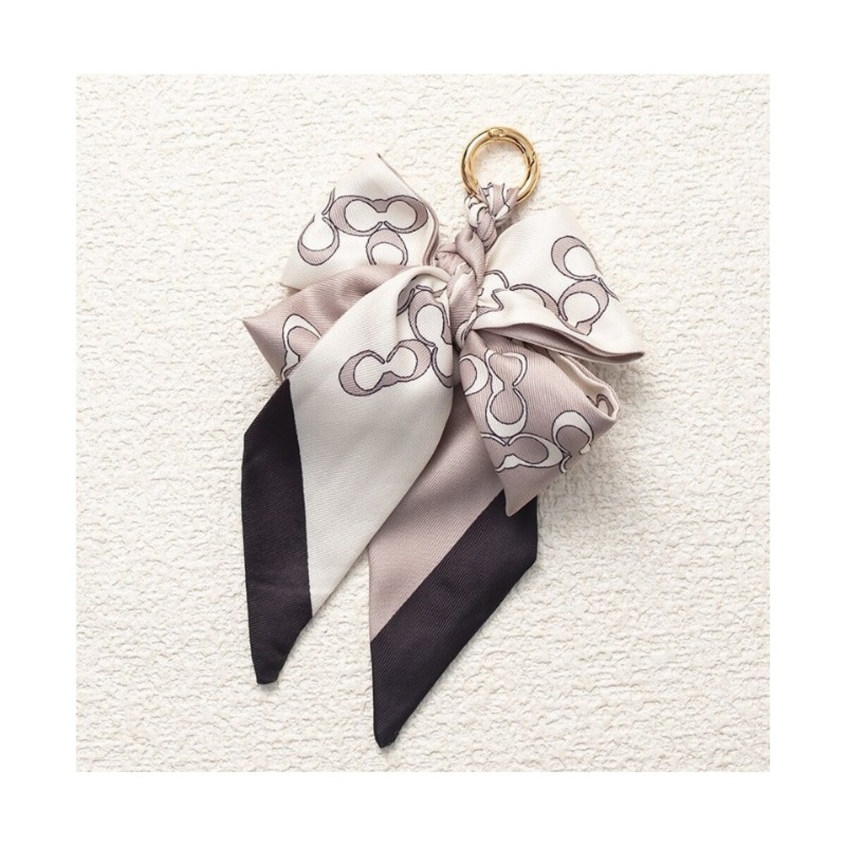 Brelok do kluczy elegancki wzór kokarda BRL373