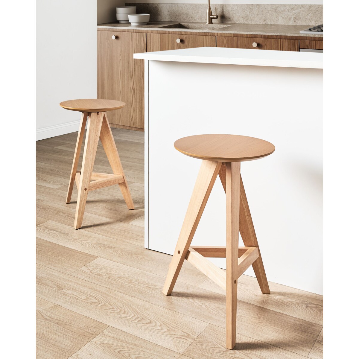 Zestaw 2 drewnianych stołków jasnobrązowy AROMA