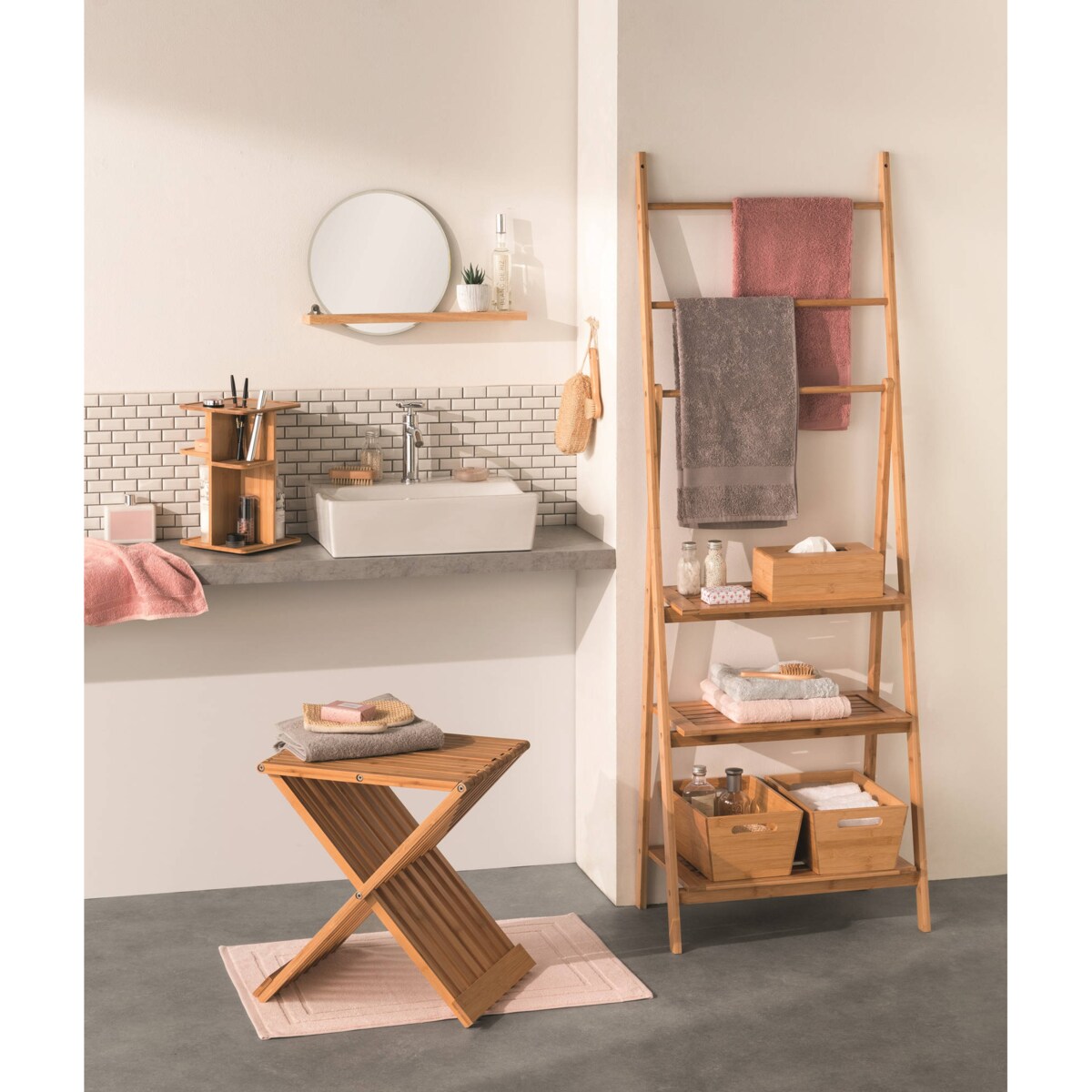Regał łazienkowy z 3 półkami i wieszakami na ręczniki, 153 cm, bambusowy