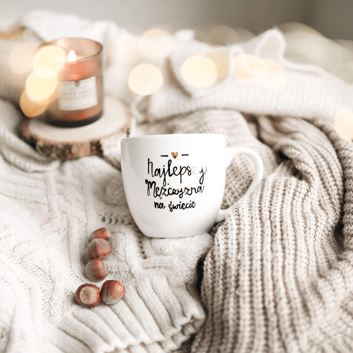 Biały kubek porcelanowy 300 ml - Złote serce i napis najlepszy mężczyzna na świecie na dzień mężczyzny dla mężczyzny