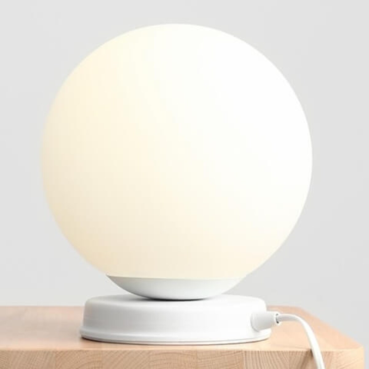 Nocna lampa sypialniana Ball 1076B_M na komodę kulista biała