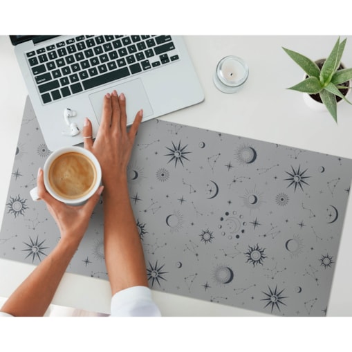Szara mata na biurko Kosmiczne wzory, 90x45 cm