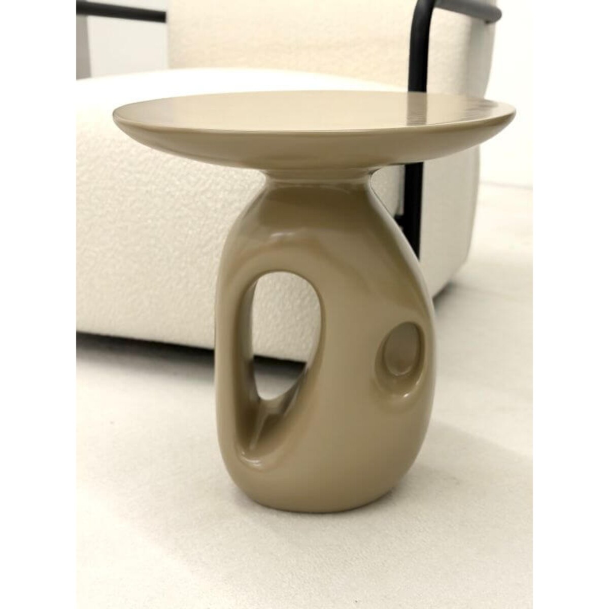 STOLIK AMADEO BEŻ - NOWOCZESNA FORMA, DESIGNERSKI CHARAKTER