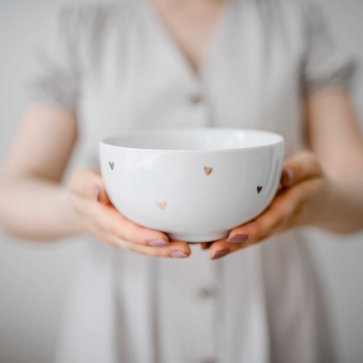 Biała miska porcelanowa 500 ml - motyw złotych serduszek dla bliskiej osoby na walentynki
