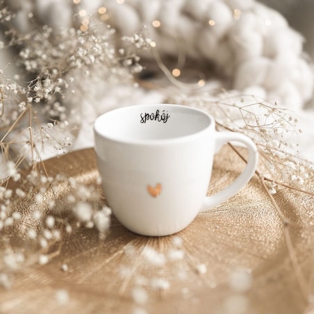Biały kubek porcelanowy 300 ml - motyw złotego serca z napisem Spokój dla bliskiej osoby na każdą okazję