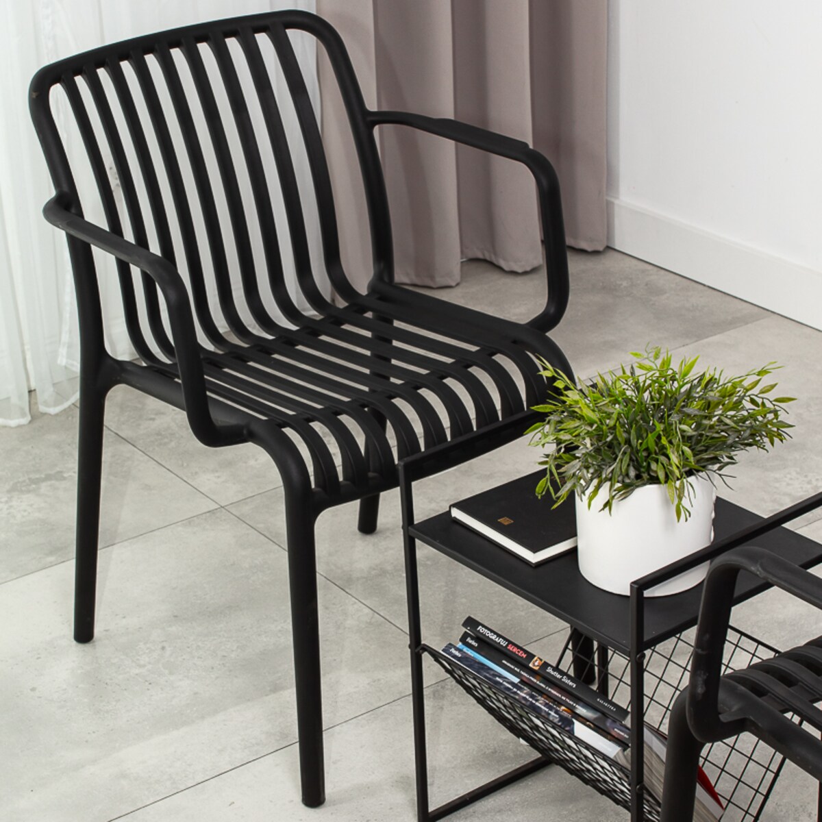 Krzesło plastikowe do salonu na balkon taras czarne nowoczesne z oparciem