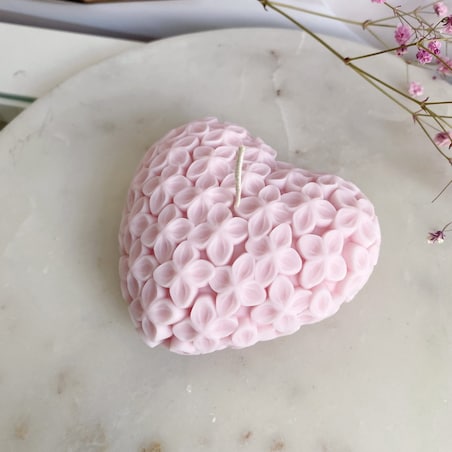 Świeca sojowa ekologiczna dekoracyjna "Flowers Heart" 98x42mm różowa