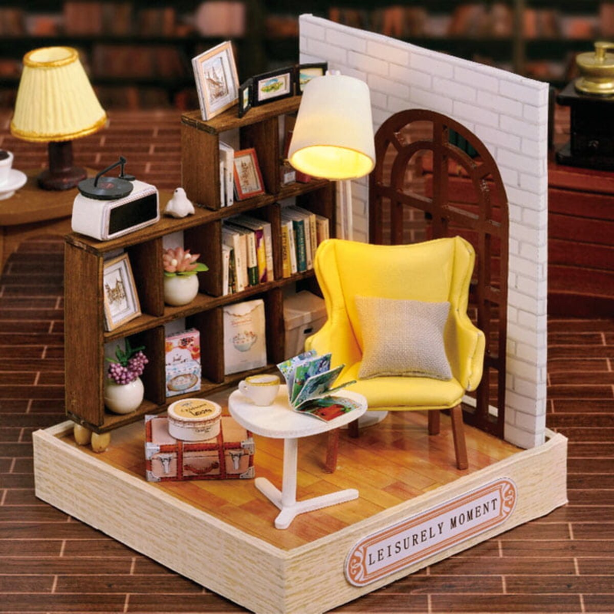 Miniaturowy domek - Chwila z książką