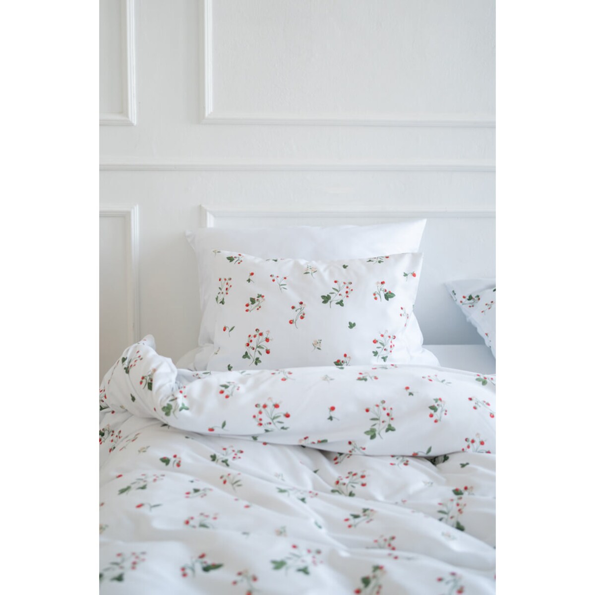 Pościel Poziomki 220 x 200 cm + 50 x 60 cm (2 szt)