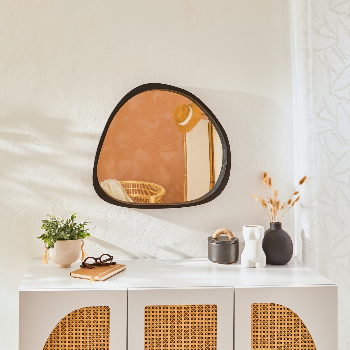 Lustro ścienne organiczne WAYNE w czarnej ramie, 56,5 x 63 cm