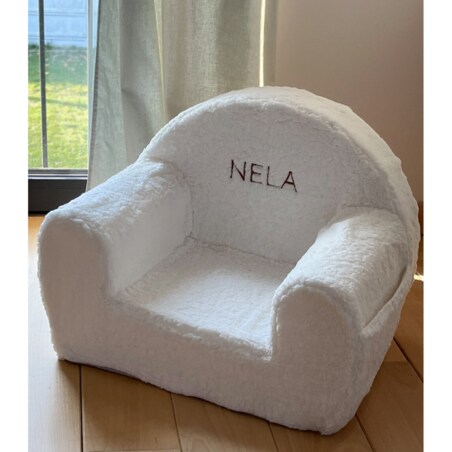 Futrzany fotelik dla dziecka z haftowanym imieniem biały