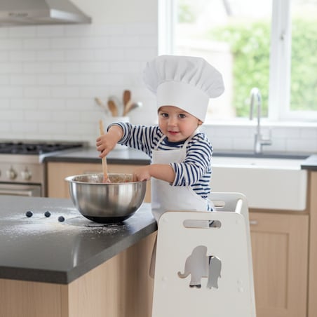 Pomocnik kuchenny solidny dla dzieci biały helper z tablicą regulowany MDF drewno Verk.design
