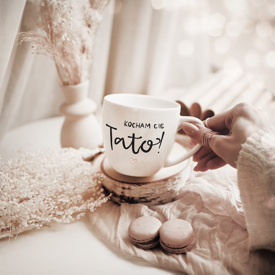 Biały kubek porcelanowy 300 ml - napis kocham cię tato z motywem złotego serca na dzień ojca dla taty