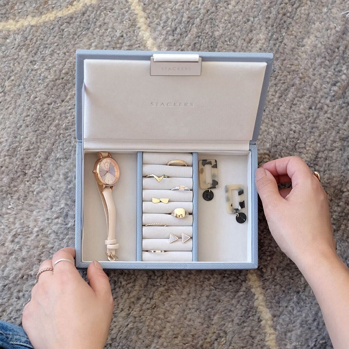 Szkatułka na biżuterię Stackers mini szaroniebieska z pokrywką