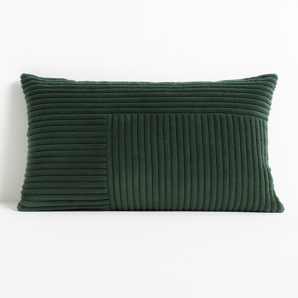 Poduszka dekoracyjna ze sztruksowym patchworkiem z przodu, 30 x 50 cm