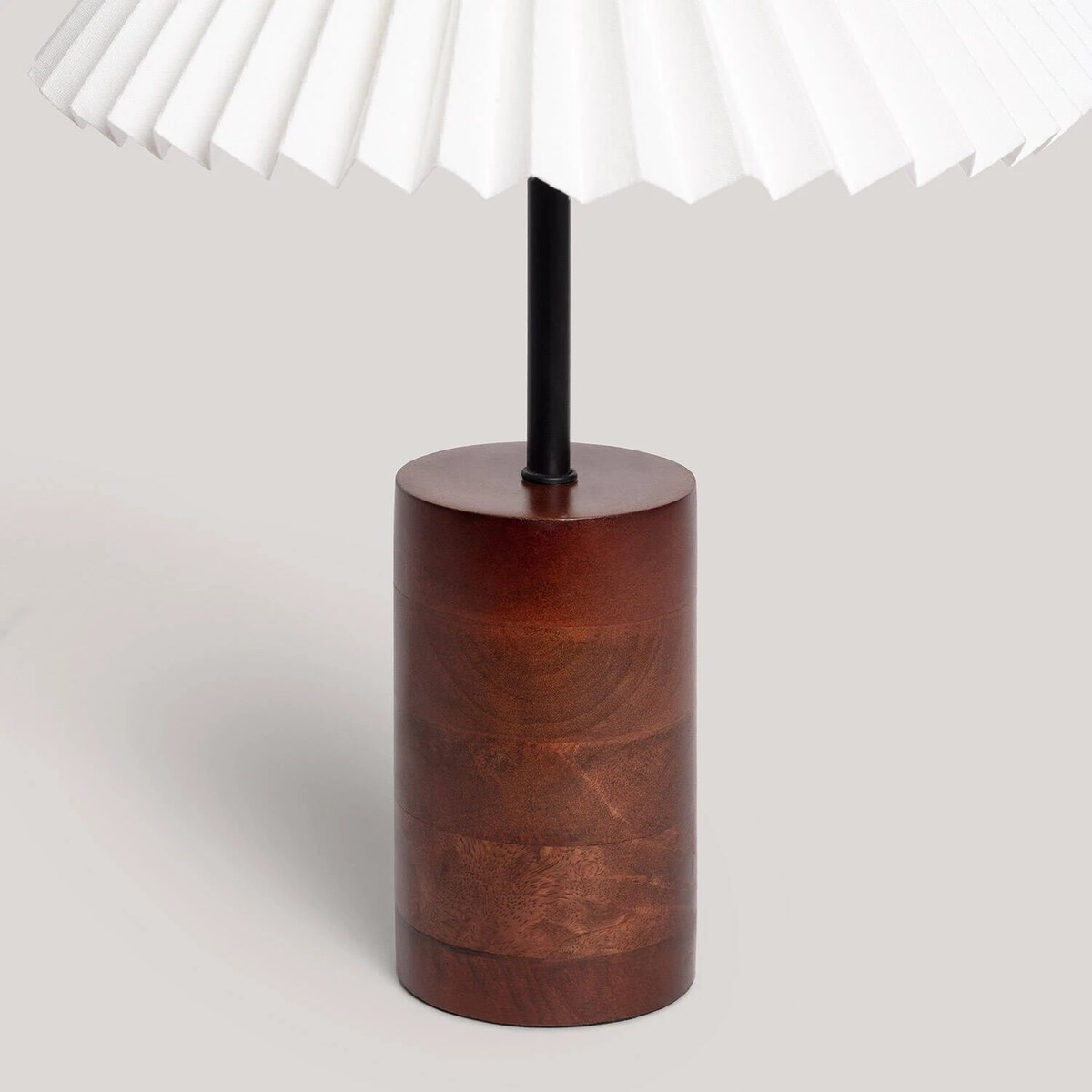 Lampa Stołowa z drewna z plisowanym kloszem Leonessa, 43 cm