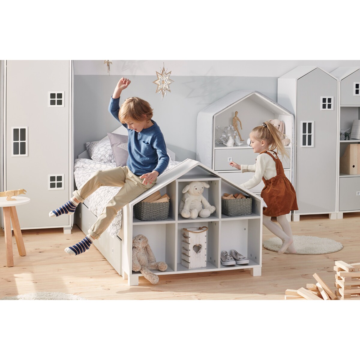 KONSIMO MIRUM Szara szafa z półkami w kształcie domku dla dziecka