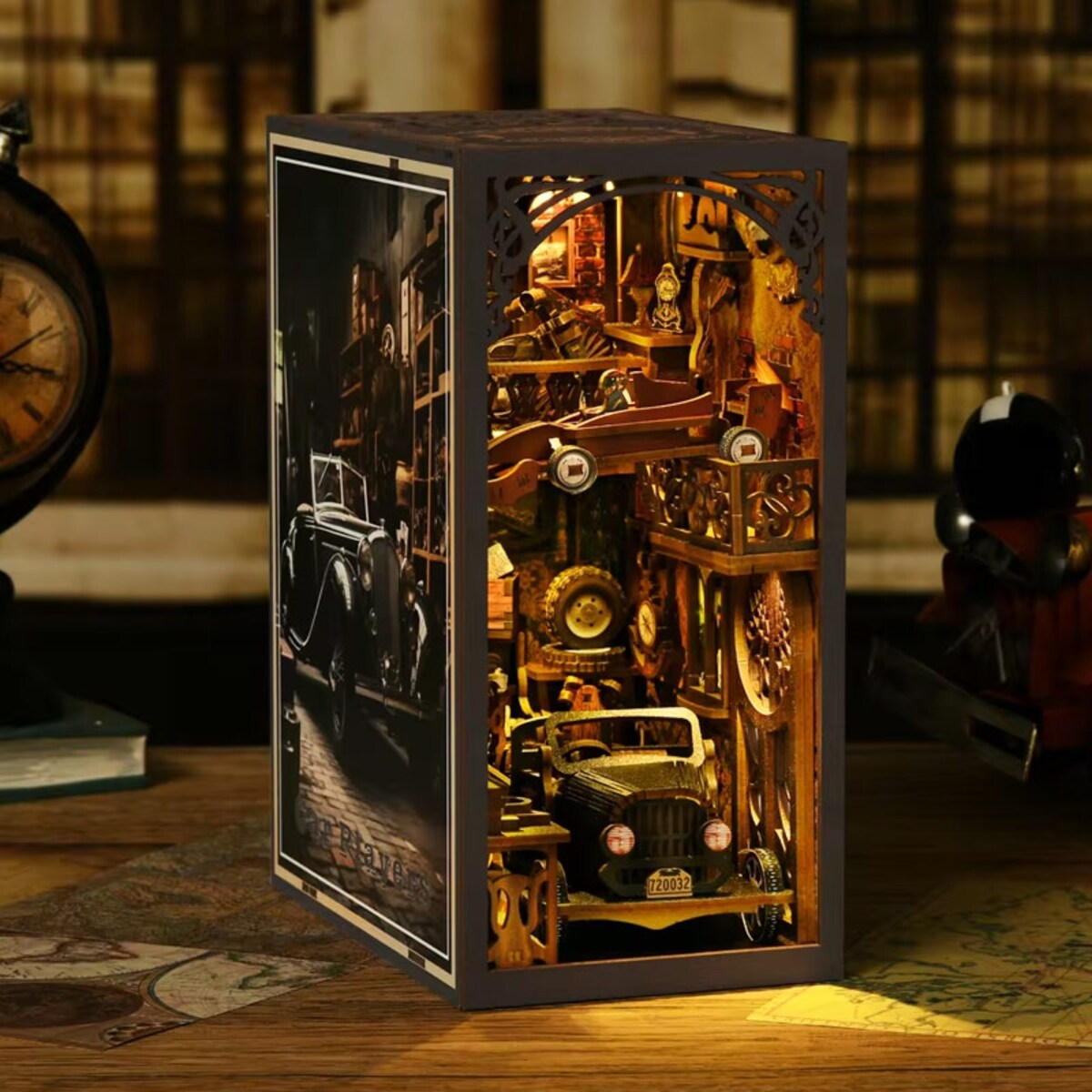 Miniaturowy domek Book Nook - Vintage Car