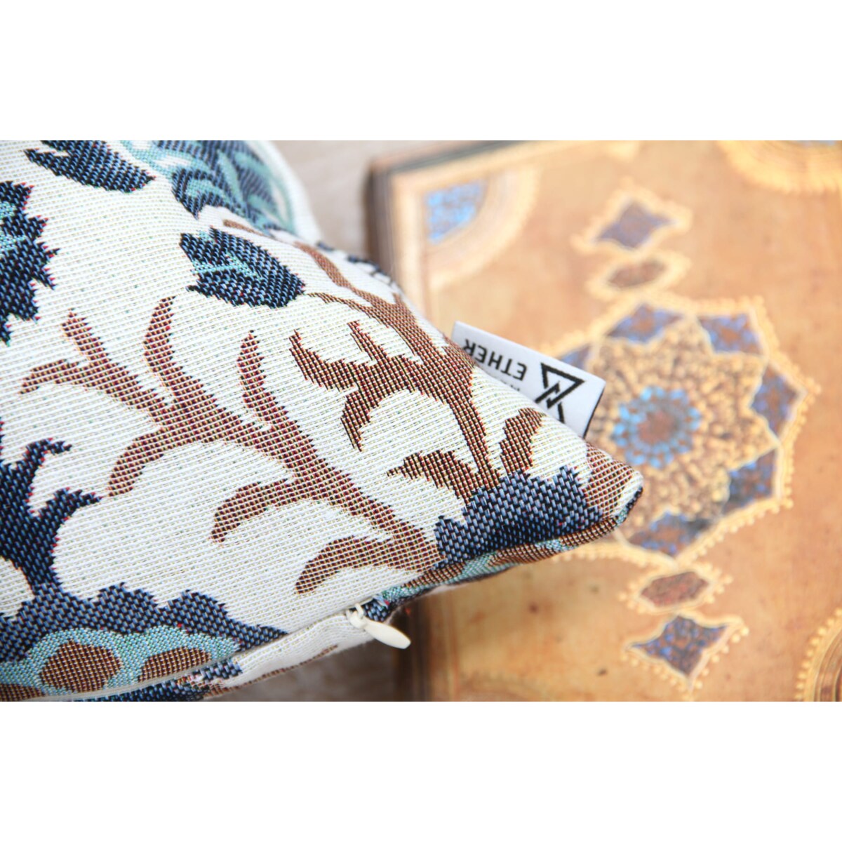 Folkowa poduszka gobelinowa 45x45 Aria - kremowo niebieska
