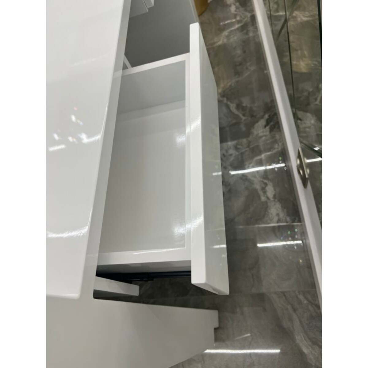 Nowoczesna biała złota lada sklepowa / recepcja Exclusive White 140x60x115 / do sklepu / do hotelu / do salonu