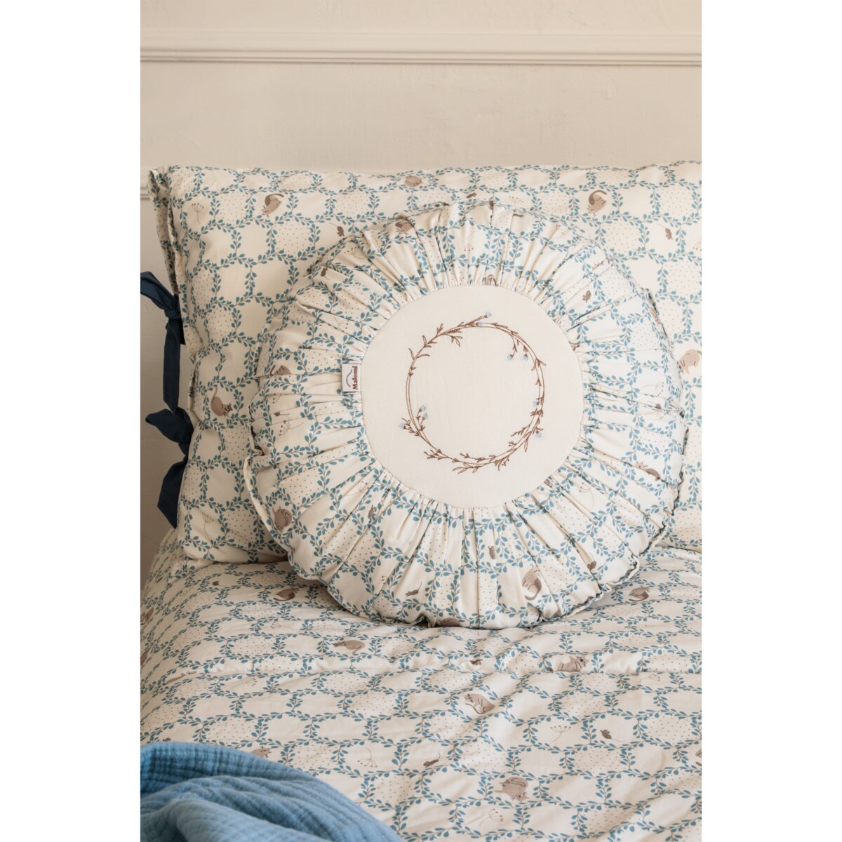 Poduszka dekoracyjna okrągła z haftem Blue Cottage