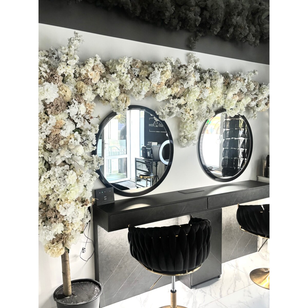 Instalacja z kwiatów białych i beżowych 220cm x 270cm