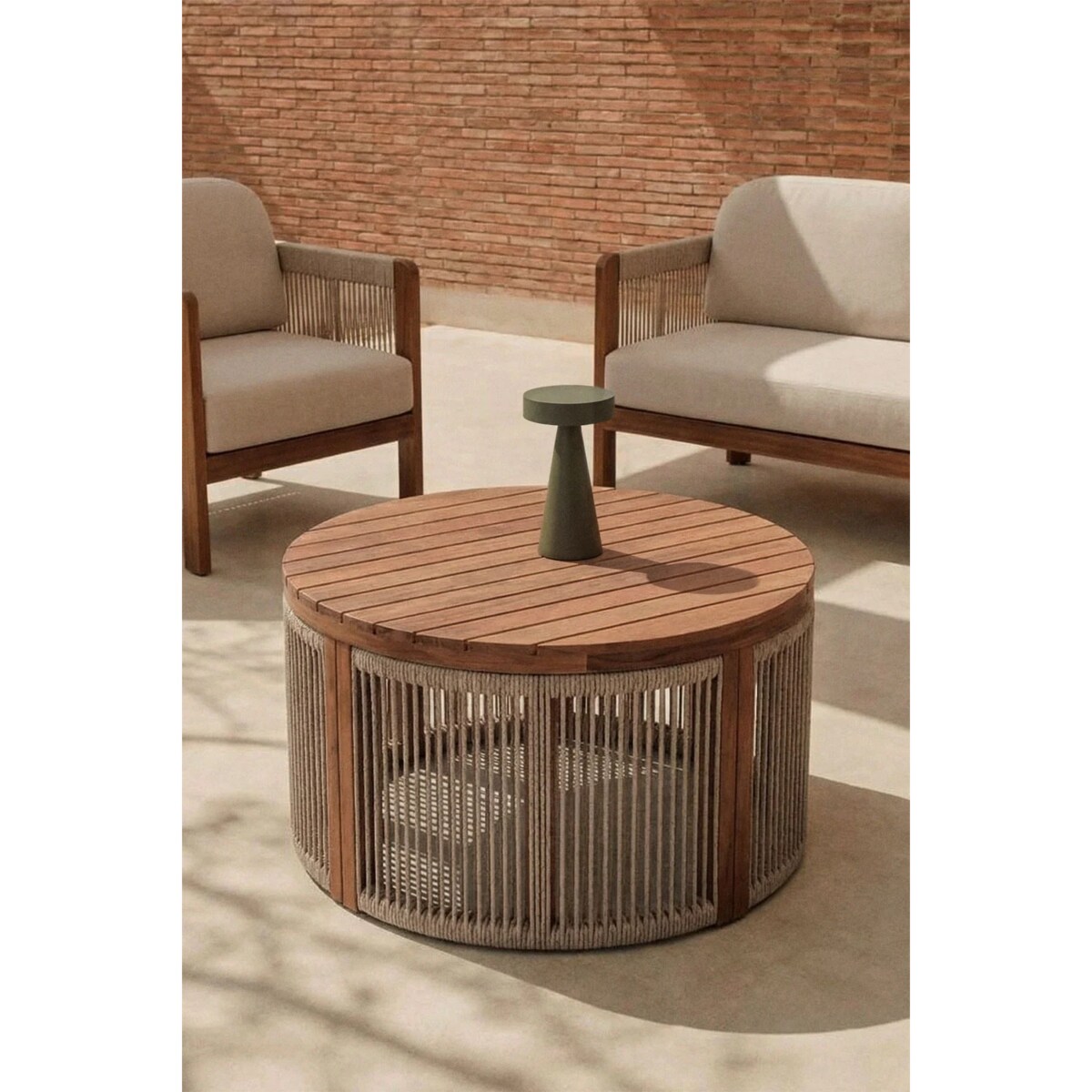 Zestaw ogrodowy: sofa 2-osobowa, 2 fotele i stolik kawowy z drewna akacjowego Serel