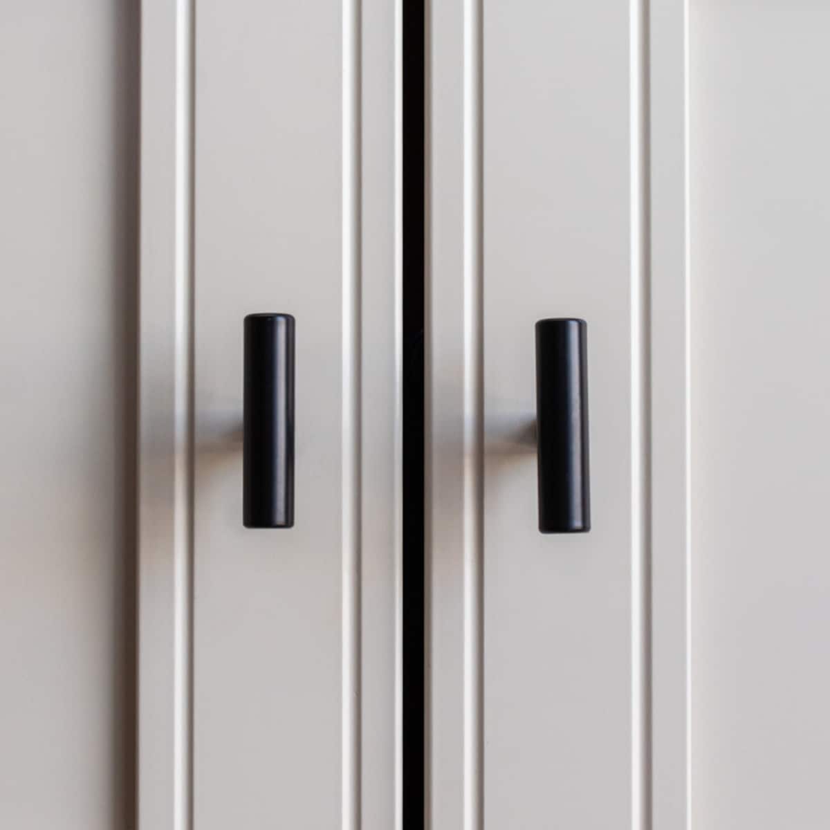 Gałka meblowa czarna klasyczna podłużna uchwyt meblowy loft