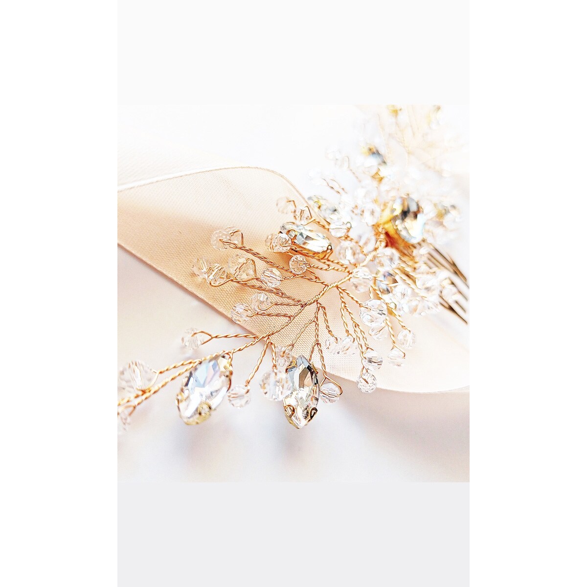 Okazały grzebyk do włosów złoty z kryształkami i cyrkoniami