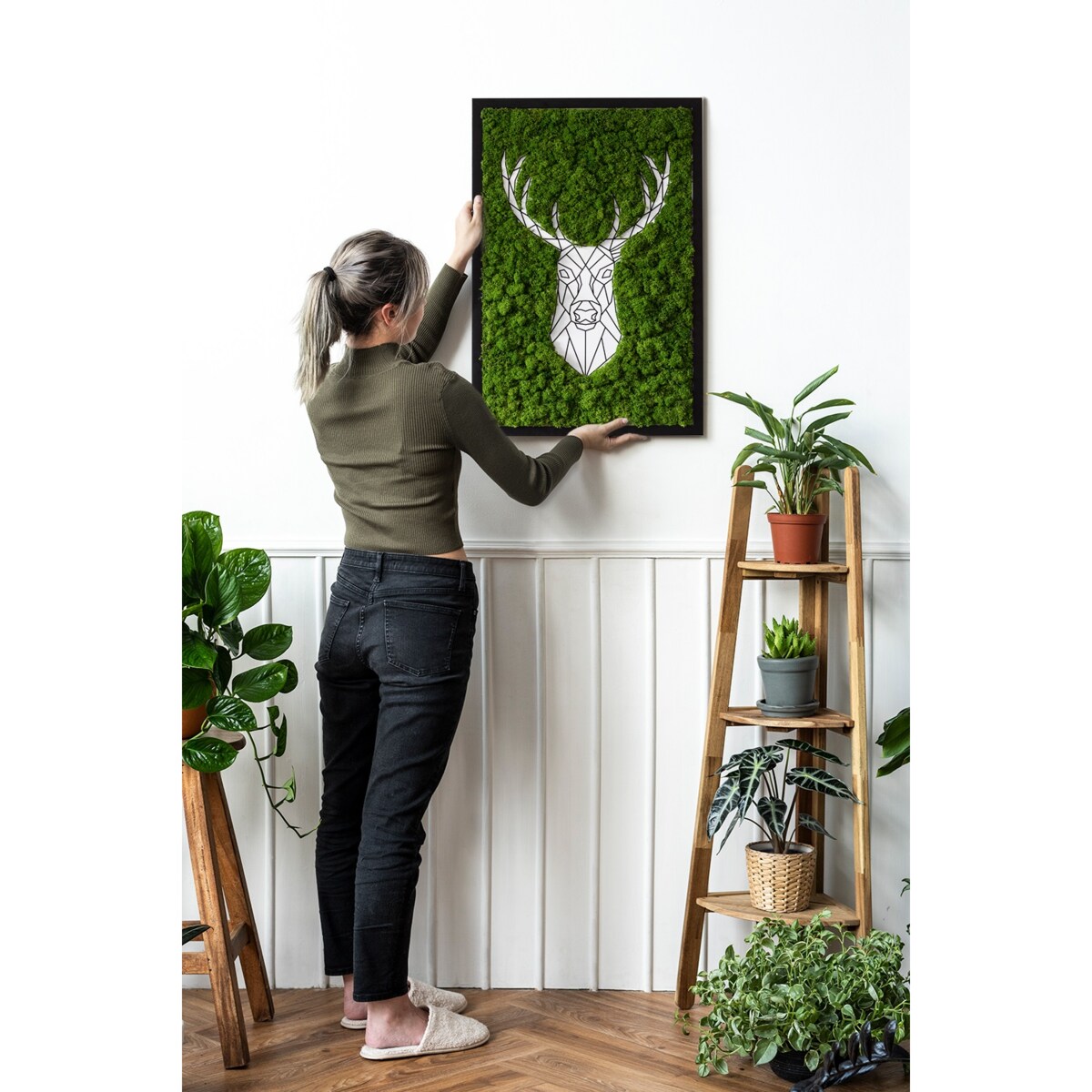 Obraz Geometryczny jeleń - mech chrobotek w czarnej ramie 40x60cm