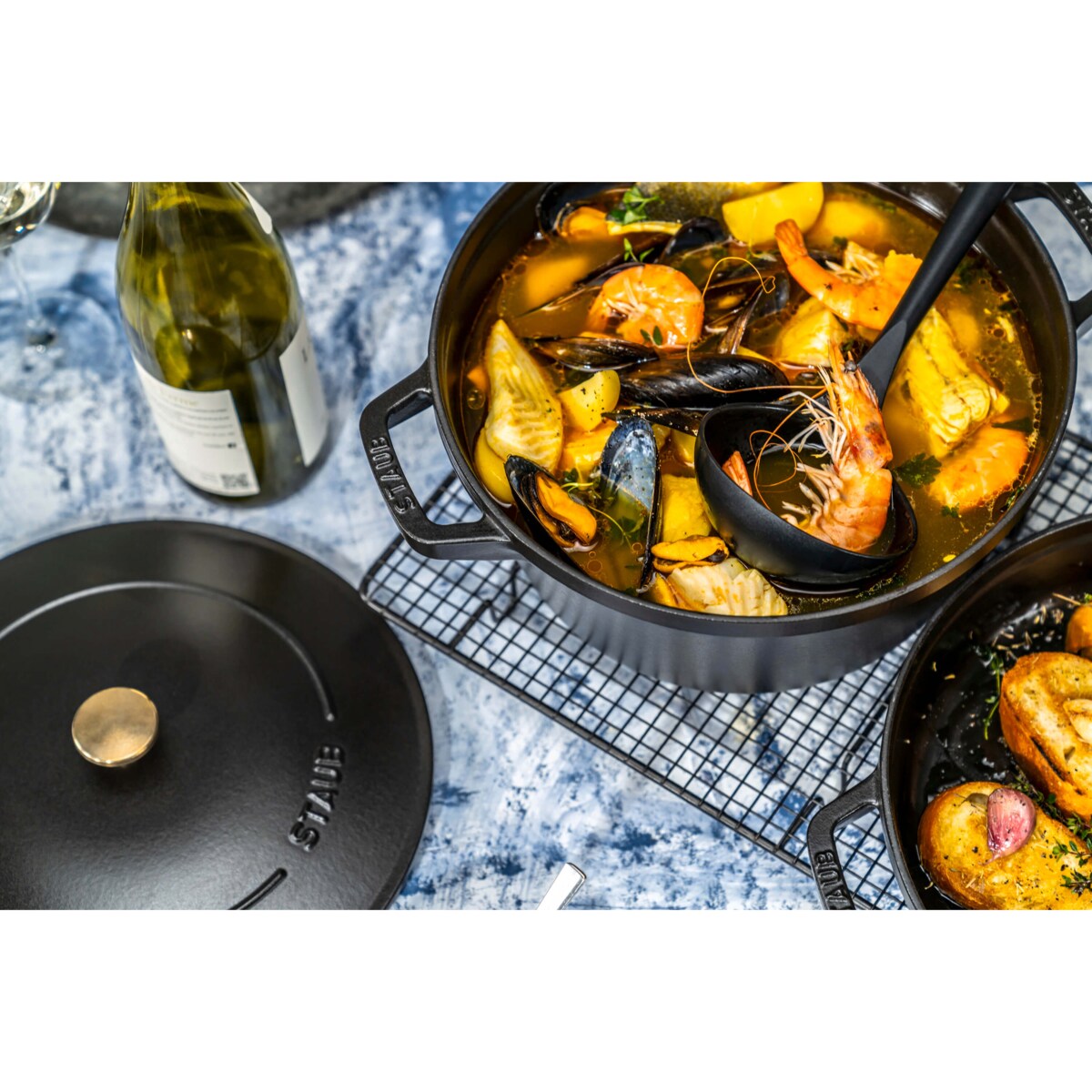 Zestaw 2 naczyń żeliwnych z pokrywką Staub - 24 cm, Czarny