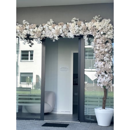 Instalacja/witryna z kwiatów 270cm wys. i 200cm szer.