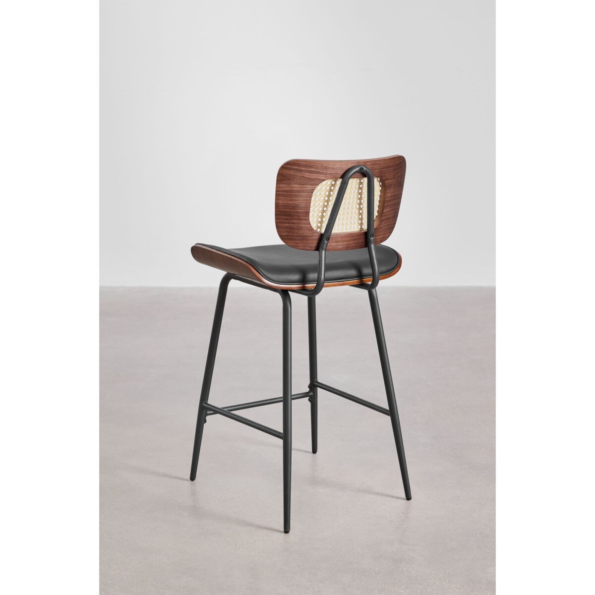 Krzesło barowe z drewna, rattanu i ekoskóry czarnej Raysa brązowe