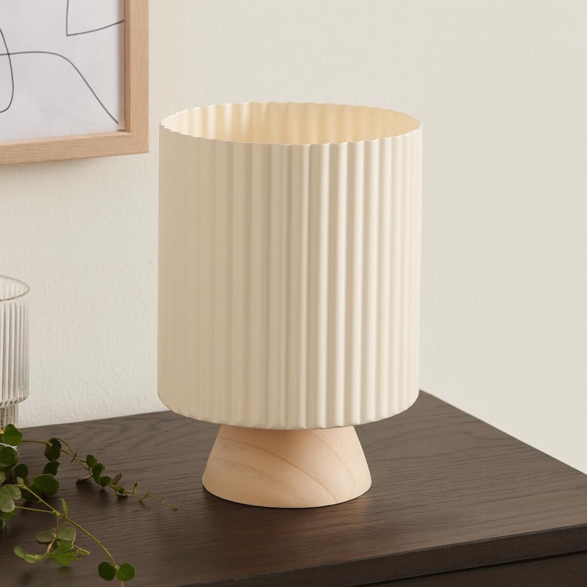 Metalowa osłonka na doniczkę z falowanym rantem na drewnianej podstawie NORD, Ø 18 x 23 cm