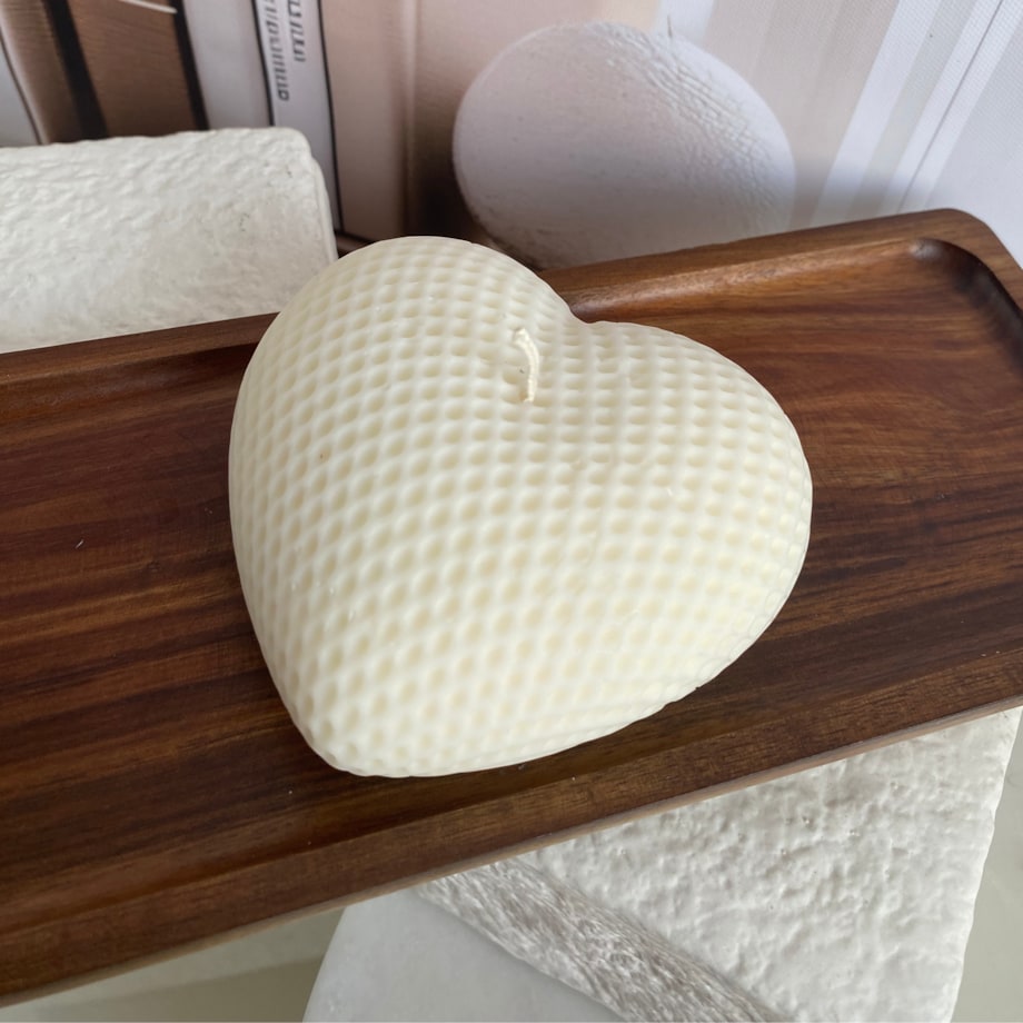 Świeca ekologiczna sojowa dekoracyjna "Sweet Heart" 98x40mm biała